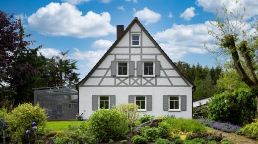 Weiße Holz-Alu Fenster PaXoptima 78 in Uehlfeld