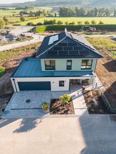 Kunststoff-Fenster PaXabsolut Neo in Einfamilienhaus Straßenseite