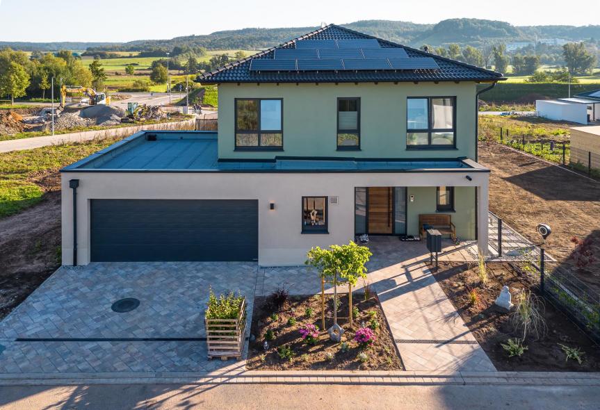 Kunststoff-Fenster PaXabsolut Neo in Einfamilienhaus Straßenseite