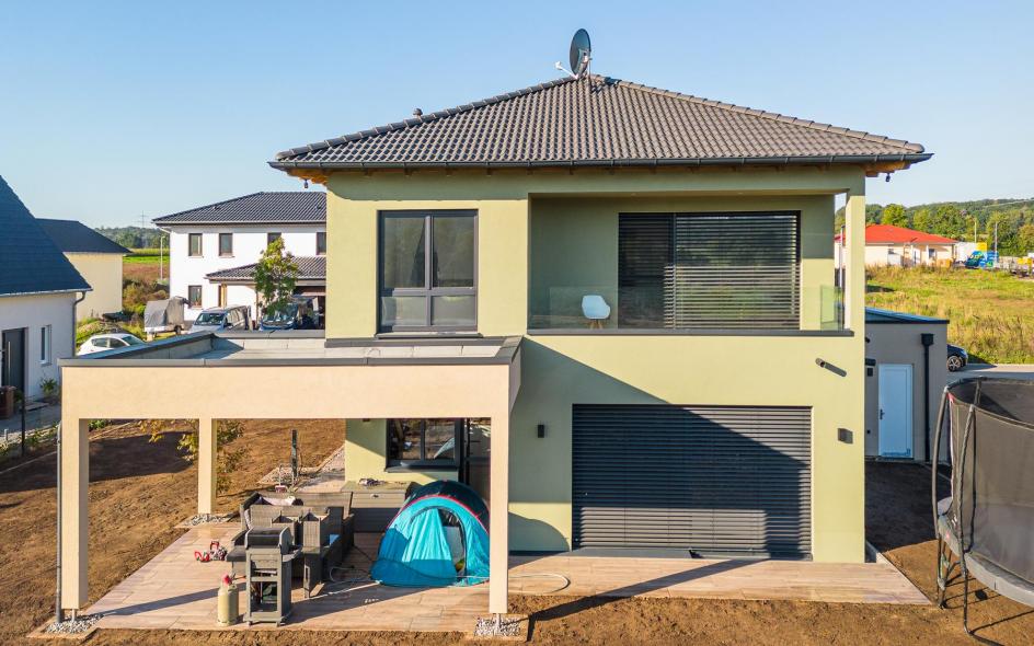 Kunststoff-Fenster PaXabsolut Neo in Einfamilienhaus mit Raffstore