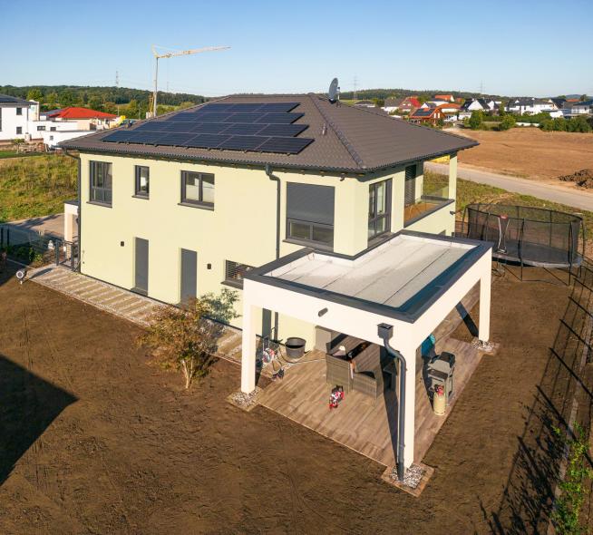 Kunststoff-Fenster PaXabsolut Neo in Einfamilienhaus Gartenansicht