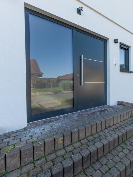 Aluminium-Haustür mit Seitenteil von PaX