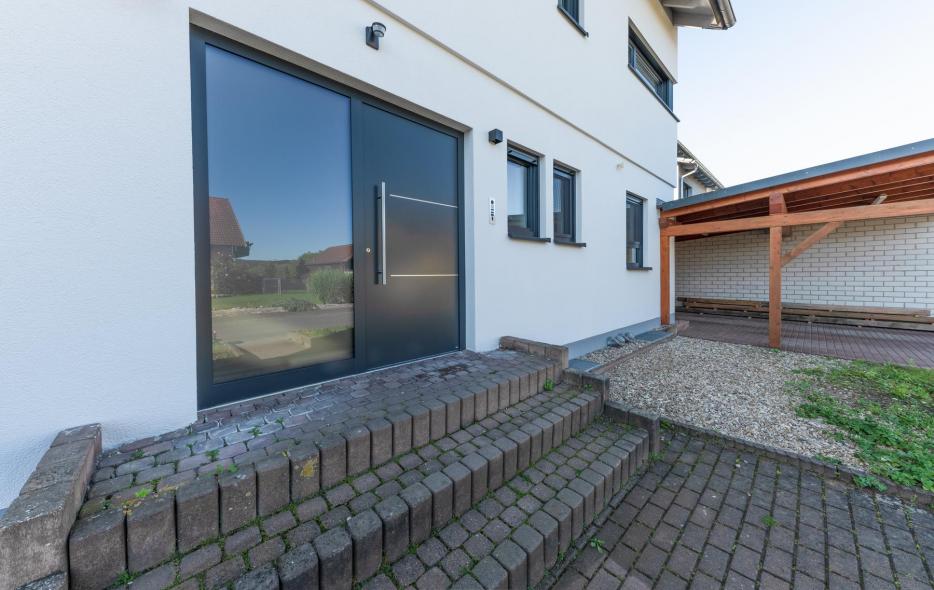 Aluminium-Haustür mit Seitenteil von PaX