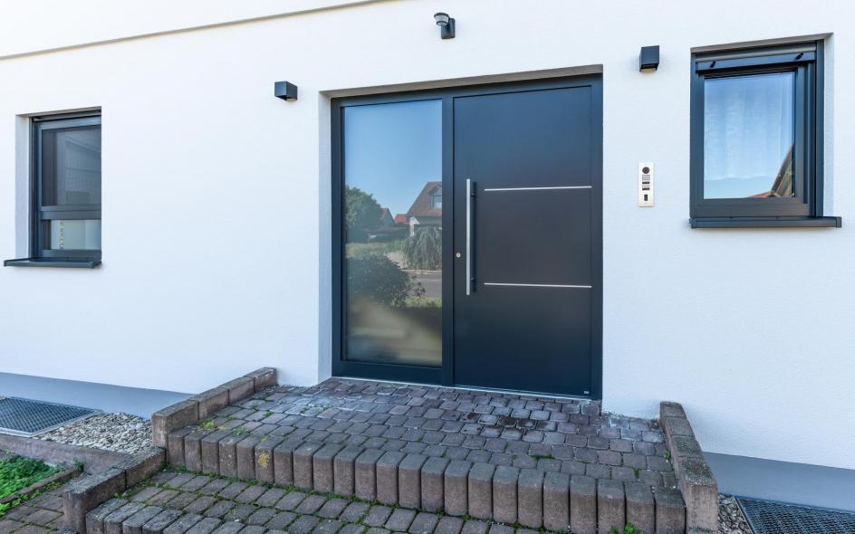 Aluminium-Haustür mit Seitenteil und Kunststoff-Aluminium-Fenster von PaX