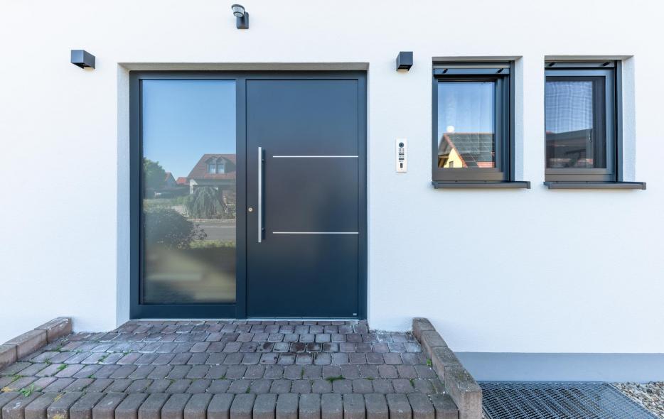 Aluminium-Haustür mit Seitenteil und Kunststoff-Aluminium-Fenster von PaX