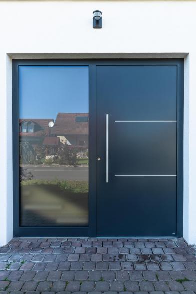 Aluminium-Haustür mit Seitenteil von PaX
