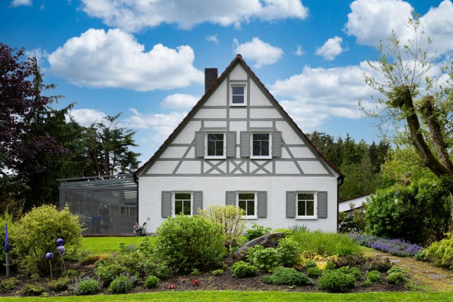 Weiße Holz-Alu Fenster PaXoptima 78 in Uehlfeld